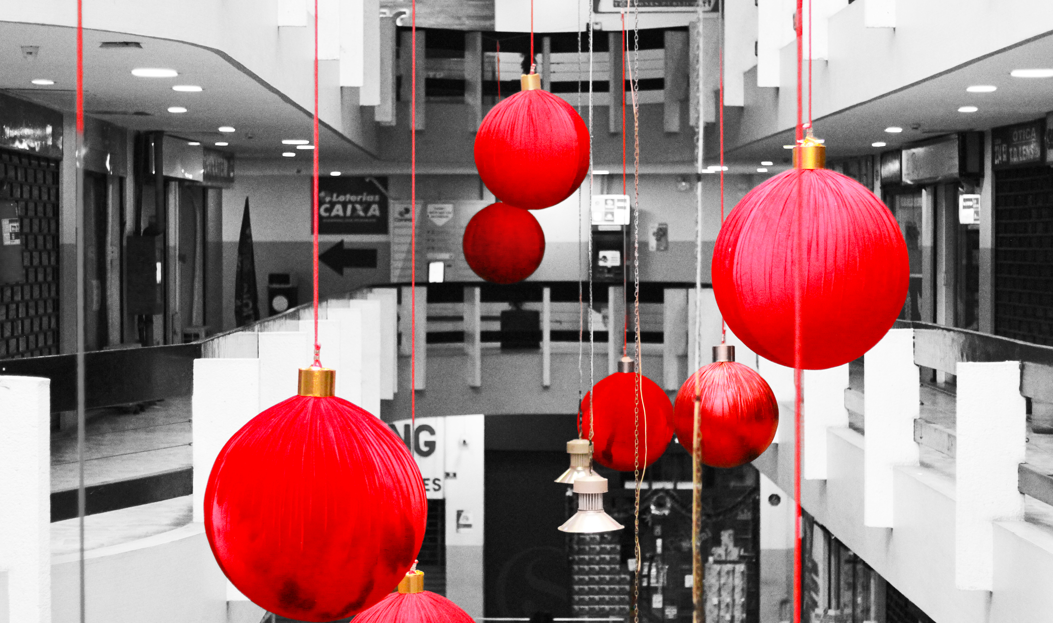 Bolas vermelhas de Natal, penduradas no teto do shopping